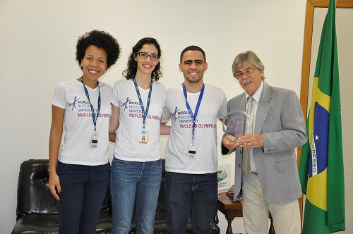 Estudantes Edilaine da Silva, Luciana Ribeiro, Vitor Fernandes e o Diretor do CDTN Luiz Ladeira