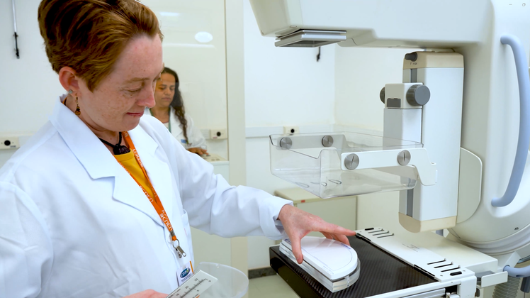 Camila Engler no Laboratório de Radioproteção Aplicada à Mamografia, do CDTN