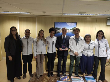 Os estudantes e o professor supervisor receberam os cumprimentados do Ministro de Minas e Energia, Bento Albuquerque, e da brasileira vencedora da Olímpiada Nuclear de 2015
