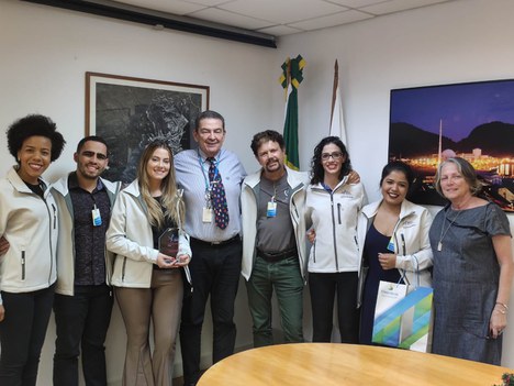 Cumprimento do presidente da Eletronuclear, Leonam Guimarães em reunião com estudantes e professor supervisor