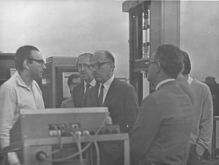 Professor Ramayana Gazzinelli (primeiro à esquerda) recebe visitantes no Laboratório de Física do Estado Sólido do IPR, em 1968