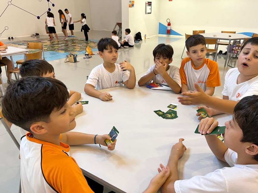 Alunos do Ensino Fundamental com os jogos educativos sobre redução do risco de desastres, durante a oficina do Cemaden Educação na SNCT do Cemaden.