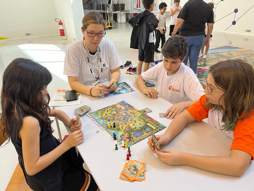 Alunos do Ensino Fundamental aprendem sobre redução de risco de desastres com o jogo educativo "Tabuleiro de Riscos", durante a SNCT do Cemaden