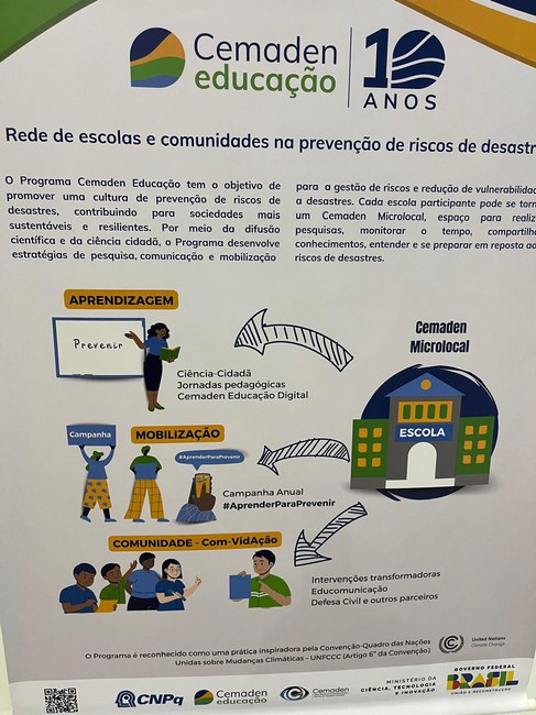 Banner sobre o Cemaden Educação exposto no Salão de Eventos do Parque de Inovação Tecnológica, onde ocorreu a Oficina do Cemaden Educação para os alunos do Ensino Fundamental.