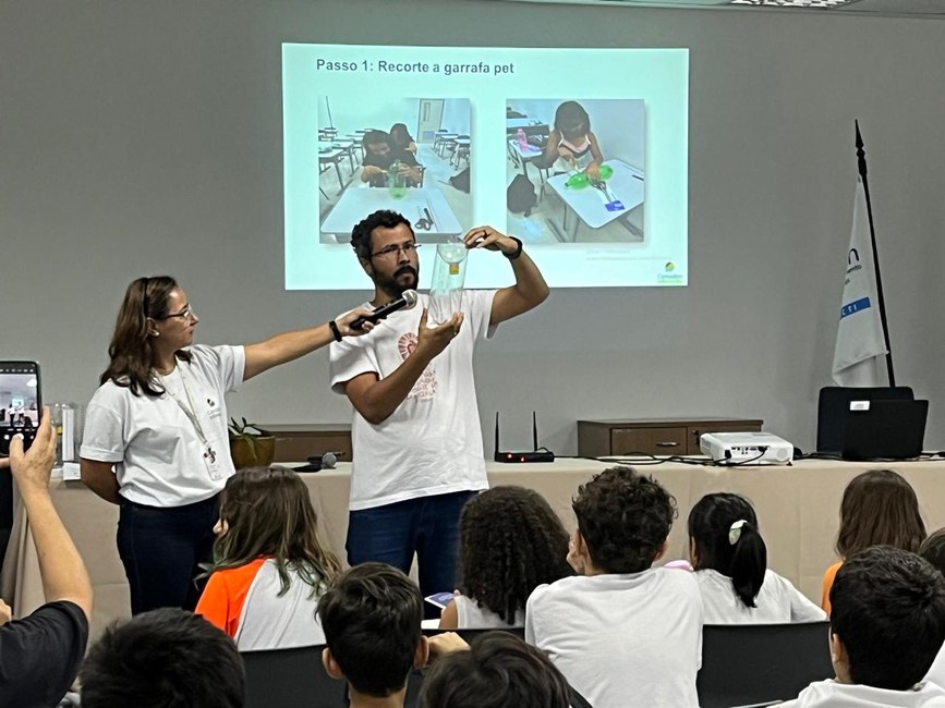 Equipe do Cemaden Educação ensina como produzir o PluviPET, pluviômetro produzido com garrafa PET, para monitoramento de chuvas acumuladas.