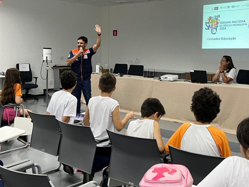 Orlando Santos, supervisor da Defesa Civil de São José dos Campos, conversa com público da SNCT no Cemaden, compartilhando o trabalho da Defesa Civil e suas experiências nas parcerias com projetos científicos. 