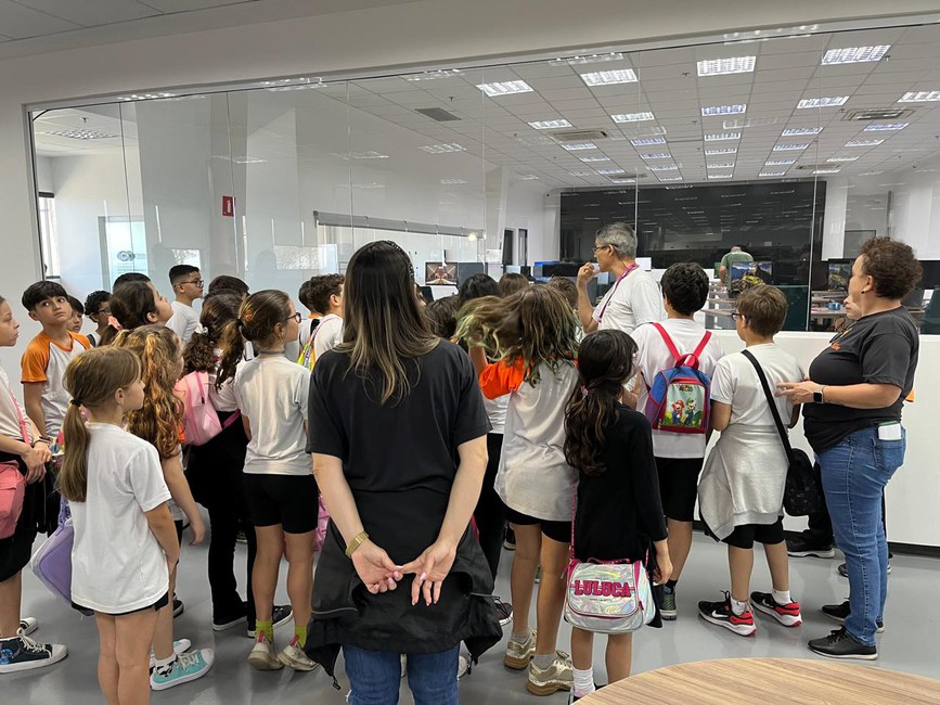 Alunos do Ensino Fundamental conhecem a Sala de Situação do Cemaden, na chegada para participarem da SNCT. Participaram de  palestras e oficinas coordenadas pela equipe do Cemaden Educação.