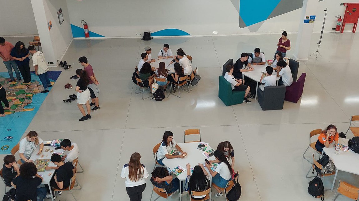  SNCT 2024 - Na Oficina do Cemaden Educação, estudantes do Ensino Médio participam dos jogos sérios e educativos sobre redução de risco de desastres, durante a SNCT-no Cemaden