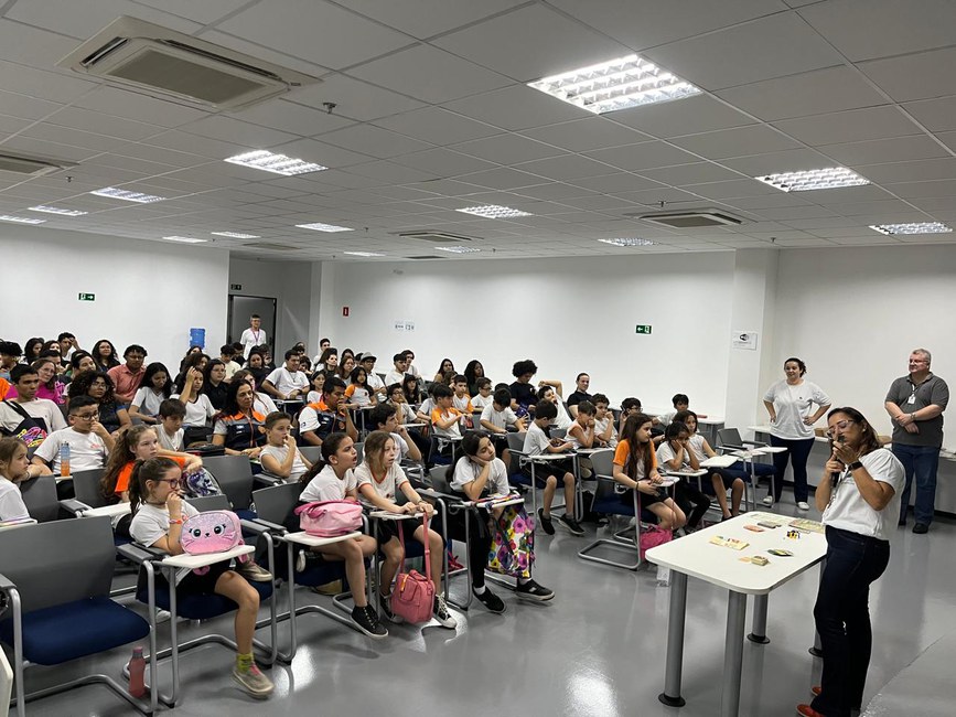 Auditório do Cemaden: palestrante e equipe do Cemaden Educação, durante a SNCT 2024, conversam com o público diversificado 