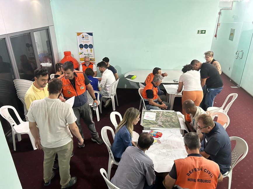 Sociedade e autoridades discutem estratégias de melhor preparação para eventos extremos na região serrana do RJ.
