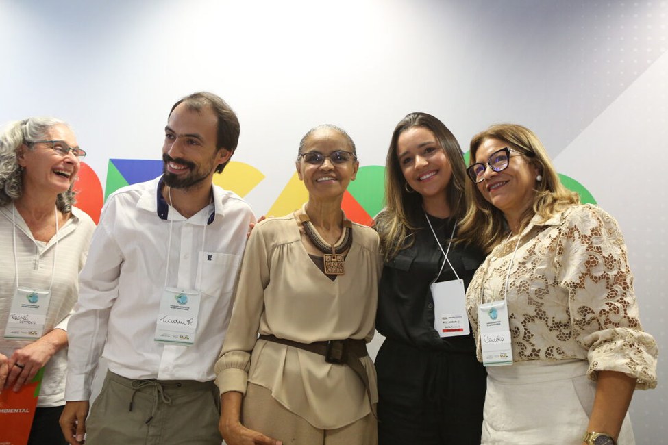 Coordenadora do Cemaden Educação com a ministra do MMA, Marina Silva,  e integrantes da reunião em Brasília.