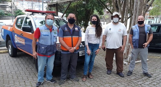 Pesquisadores do Cemaden e agentes da Defesa Civil de Petrópolis realizando trabalho em campo nas comunidades das encostas íngremes do bairro Alto da Independência para avaliação dos locais possíveis de instalação de PCDs Geo (Crédito: Daniel Metodiev/Cemaden)).