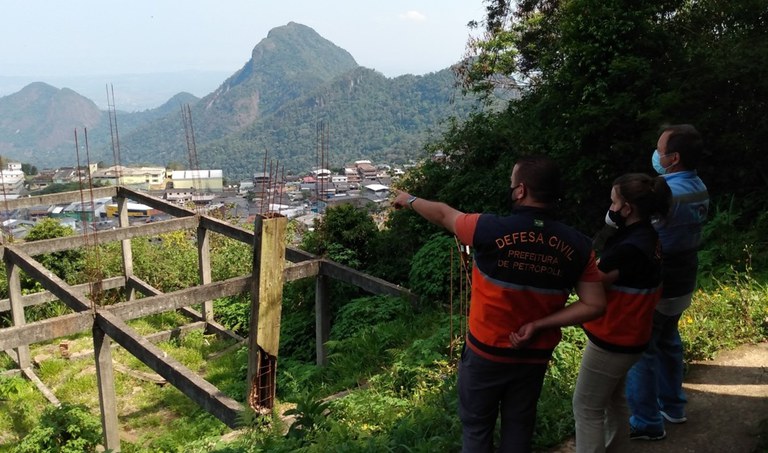 Foto Petrópolis (RJ)Pesquisadores do Cemaden e agentes da Defesa Civil de Petrópolis no Bairro Alto da Independência - para análise de instalação da PCD Geo.jpg