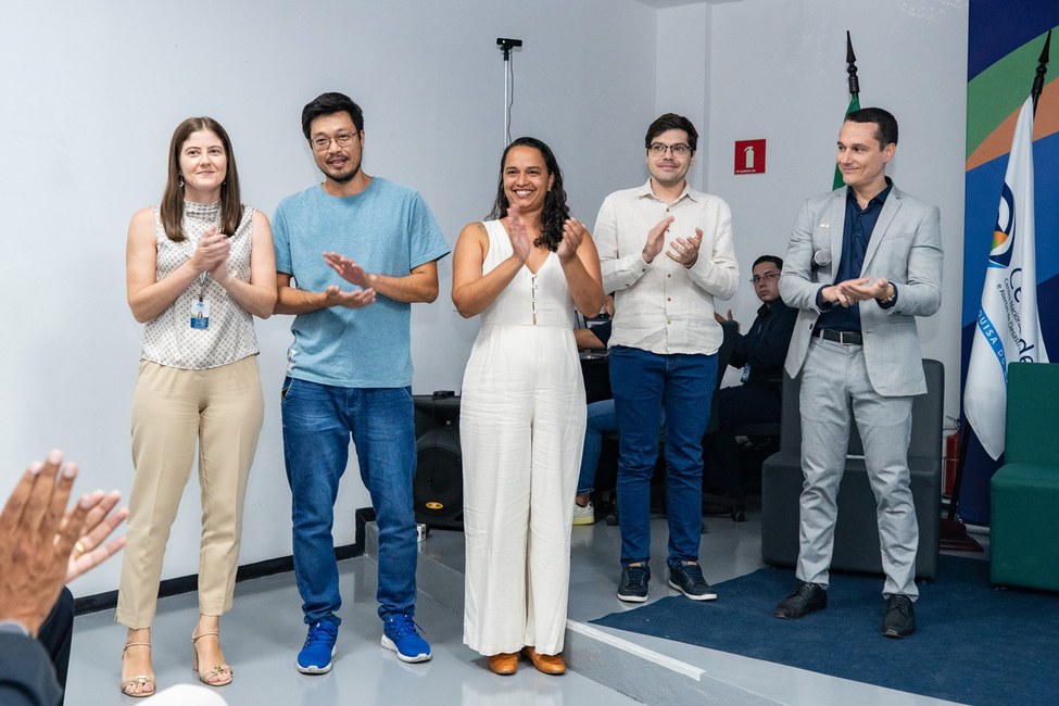 GeoRisk - Pedro Camarinha (à direita) apresenta a equipe de pesquisadores do Cemaden que desenvolveram o sistema de previsão de risco de deslizamentos de terra (GeoRisk)(Foto Rodrigo Cabral-Ascom--MCTI)