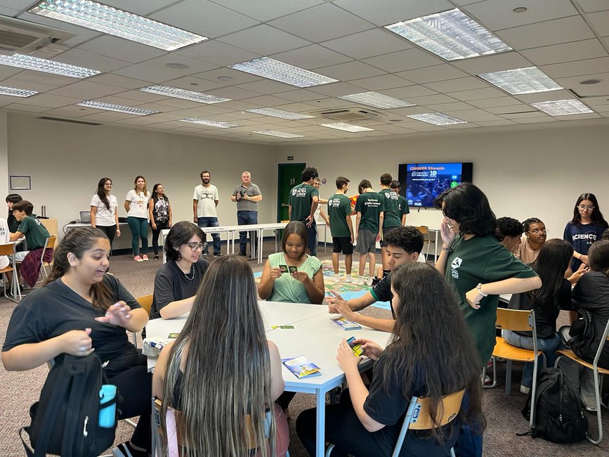 Estudantes do ensino médio participam da Oficina "Desastres em Jogos" do Cemaden Educação.