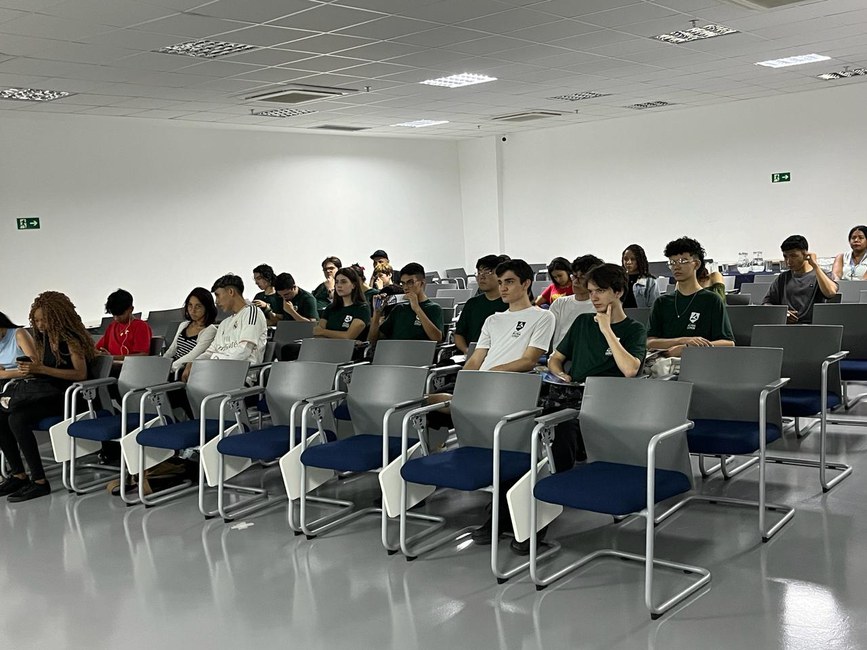 Participantes do Science Days no Auditório do Cemaden, conhecendo a missão e atividades de pesquisa desenvolvidas pelo Cemaden.