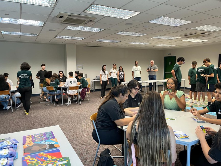 Oficina "Desastres em Jogos" do Cemaden Educação com participação de alunos do ensino médio, com apoio de monitores do Alpha Lumen.