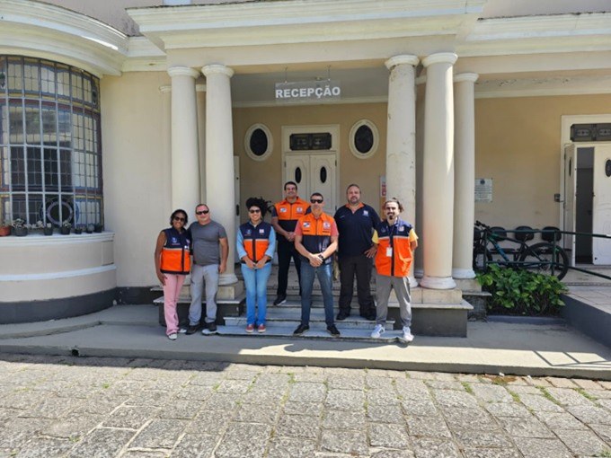 Equipes na frente da sede Defesa Civil de Petrópolis (RJ). Foto DC de Petrópolis