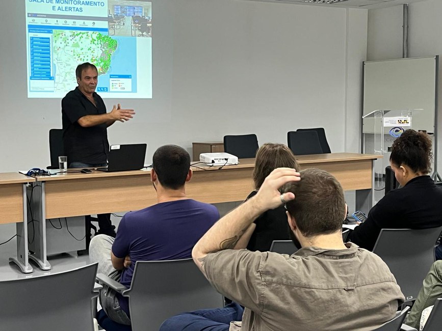 Pesquisador do Cemaden, Márcio Andrade, da área de geodinâmica,  apresenta o Projeto Remaden e REde Geo aos pós-graduandos da Unicamp