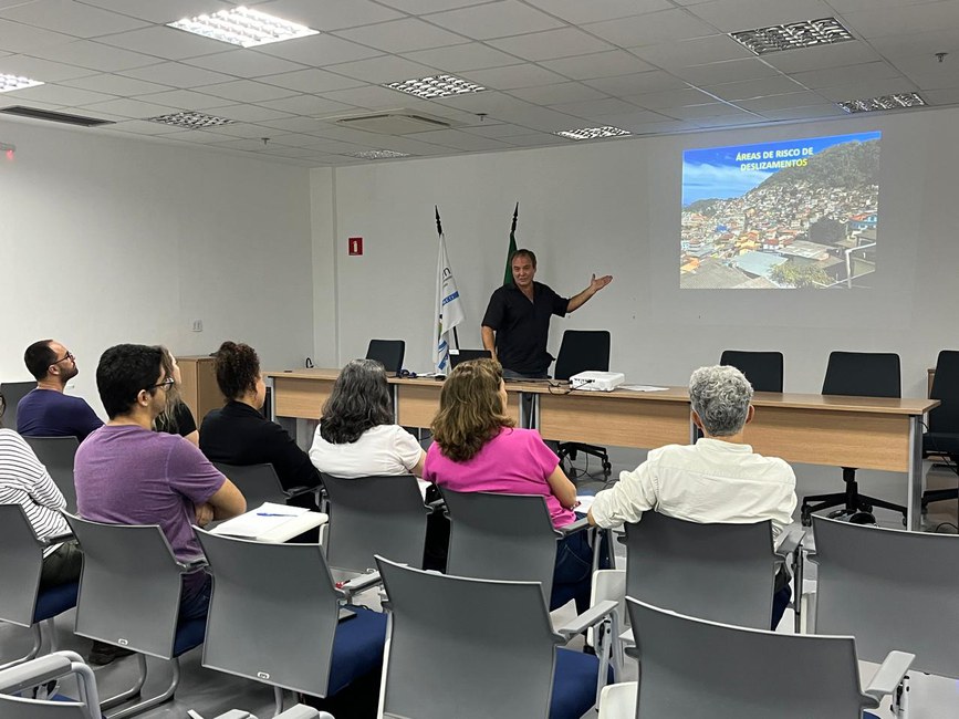 Pesquisador do Cemaden, Márcio Andrade, faz apresentação sobre áreas de risco de deslizamentos aos pós-graduandos em Geociências da Unicamp