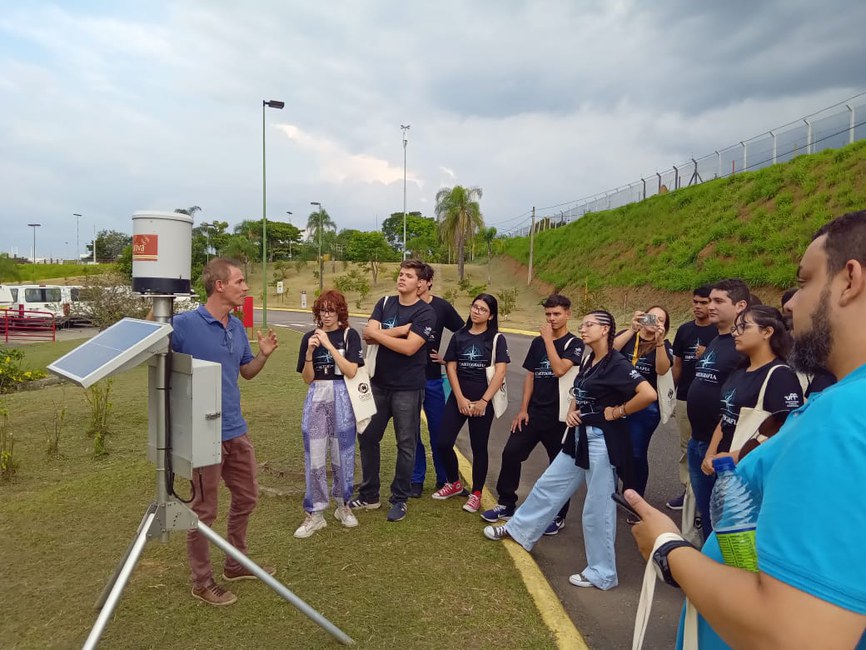 Estudantes premiados na Olimpíada Brasileira de Cartografia conhecem os equipamentos da rede observacional de monitoramento do Cemaden