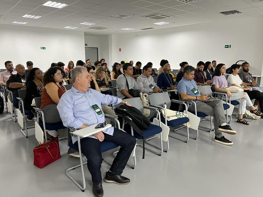 Comunicadores e digitadores digitais visitam o Cemaden, organizado pela IRI-Brasil