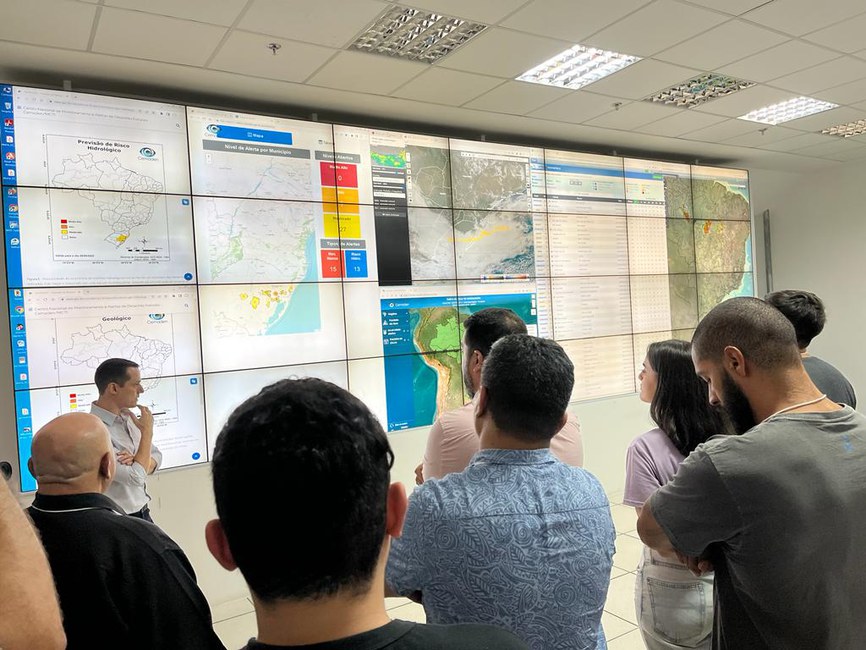 Pedro Camarinha explica o sistema de monitoramento da Sala de Situação do Cemaden 