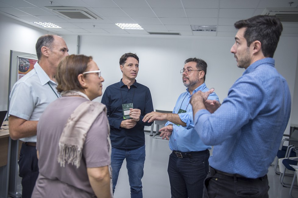 Diretora substituta do Cemaden, Regina Alvalá e coordenador-geral Marcelo Seluchi conversam com os representantes do judiciário e órgãos de controle.