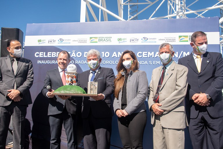 Foto-Cerimônia-10-Anos-do-Cemaden-Maquete-do-Radar.jpg