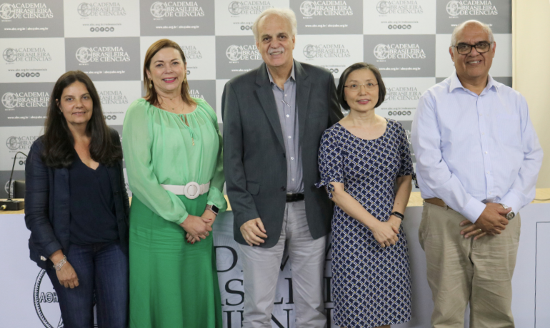 Participantes da mesa-redonda como palestrantes: Regina Rodrigues (UFSC), Suzana Montenegro (Apac), Carlos Nobre (USP), Chou Sin Chan (Inpe) e José Marengo (Cemaden).