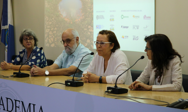 Foto mesa_abertura_evento_El_Nino - ABC - 16.11.2023 - Foto ABC.png