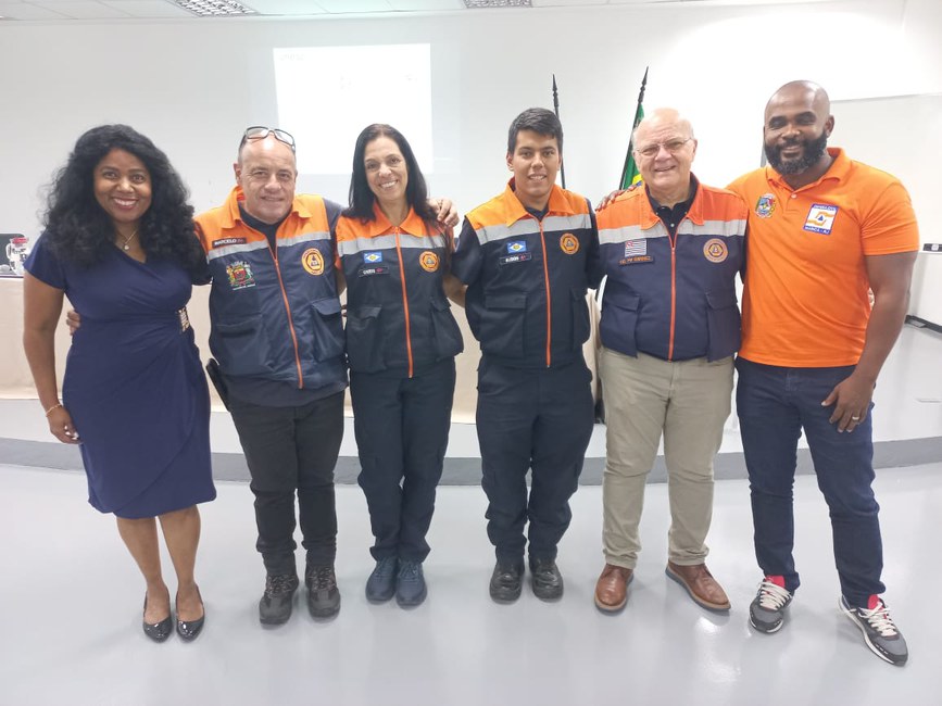 Da esquerda para a direita: Major Wellington (DC Maricá-RJ), Cel.Gimenez (DC Jundiaí-SP, Alison e Christianne (DC de Taubaté-SP) e Marcelo (DC de Jundiaí)e Selma Santos, do Cemaden/MCTI. 