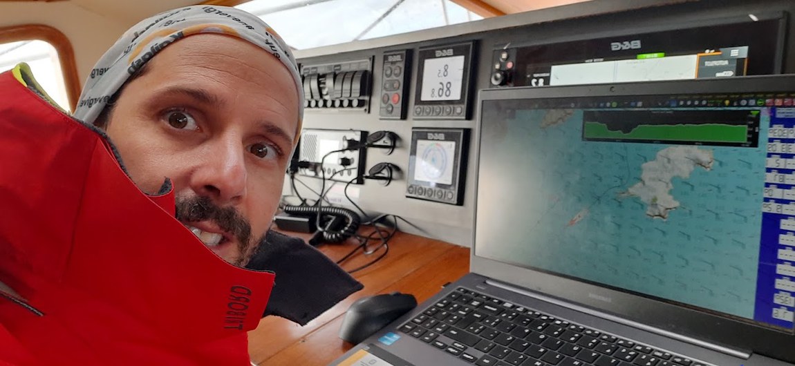 Expedição Antártica - Giovanni Dolif, meteorologista do veleiro polar Endurance, vendo as condições climáticas do radar.