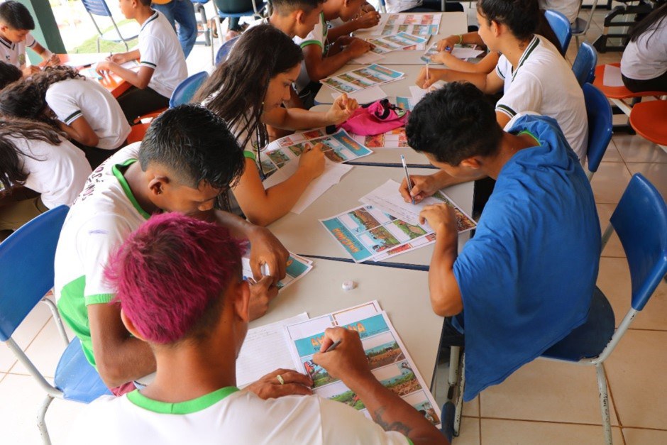 Oficina aos alunos de ensino fundamental do 1º ao 9º ano, nas escolas públicas da região da Flona Tapajós (PA).