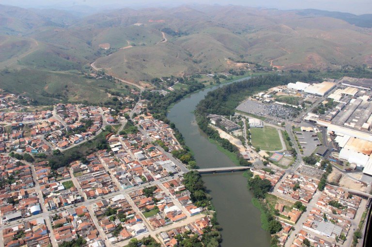 Rio Paraíba do Sul, no trecho de Cruzeiro (SP) (Foto: Acervo da CEIVAP)