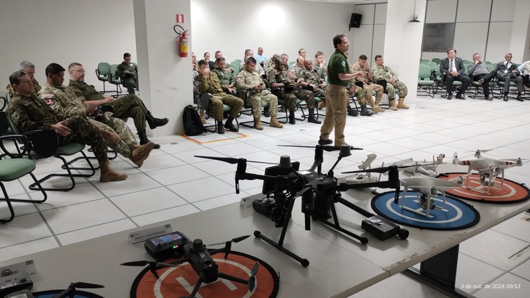 Visita de adidos militares estrangeiros fortalece cooperação na proteção da Amazônia