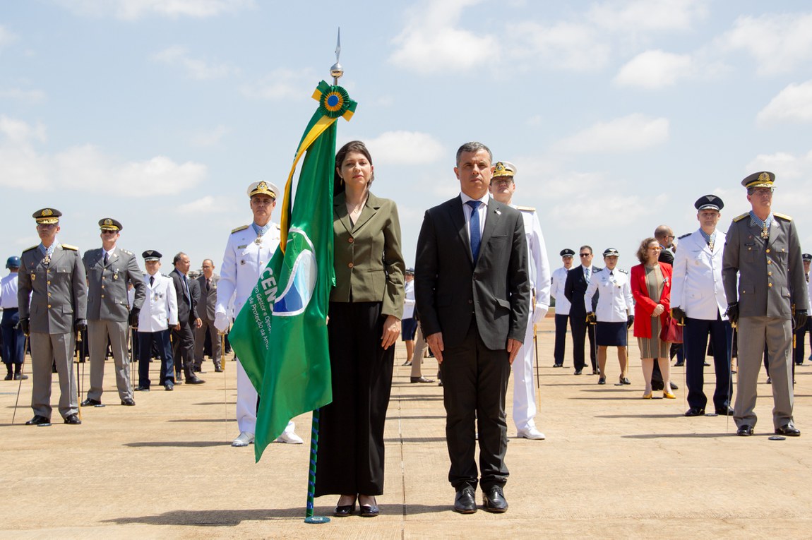 Representantes do Censipam segurando a bandeira do órgão