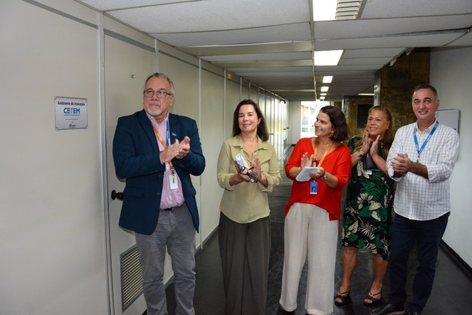 Cerimônia de descerramento da placa de inauguração