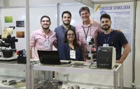 Equipe do Laboratório de Pesquisas Gemológicas presta atendimento ao público da Feira Internacional de Pedras Preciosas de Teófilo Otoni