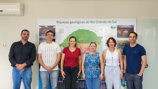 Lucia Helena Xavier (CETEM) e a equipe da unidade do Serviço Geológico Brasileiro (SGB) em Porto Alegre