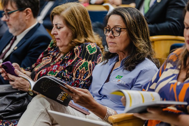 Silvia França com sua edição do livro “Brasil Inovador - quatro décadas das políticas públicas que impulsionaram os ambientes de inovação e empreendedorismo no país”