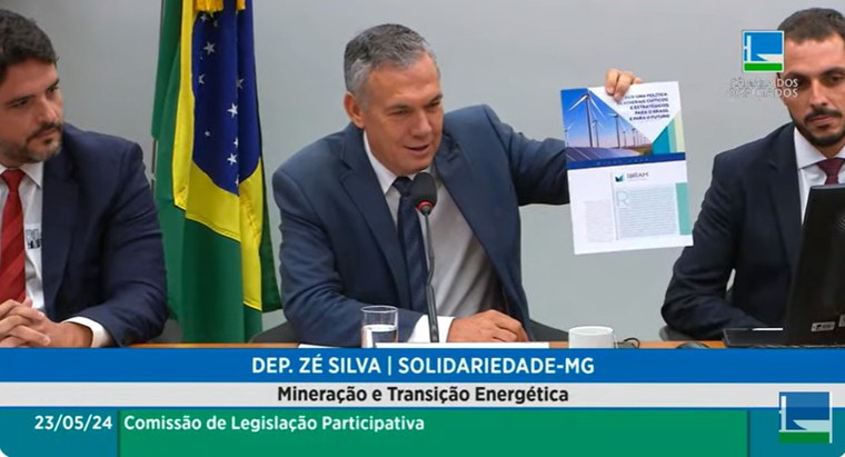 Deputado Zé Silva exibe documento elaborado pelo CETEM e pelo IBRAM