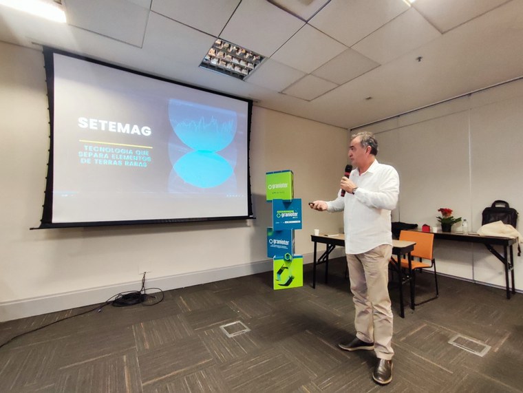 Adelson de Castro, integrante da equipe SETEMAG/CETEM, realizando a apresentação em pitch