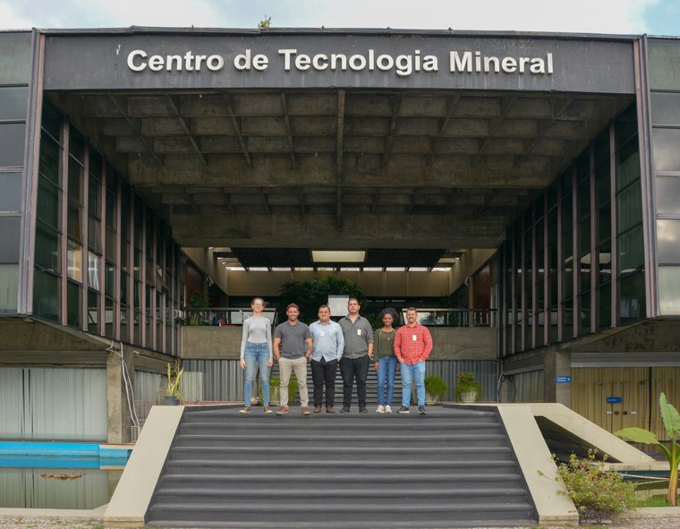 Pesquisadores do CETEM e integrantes da comitiva da AMETO