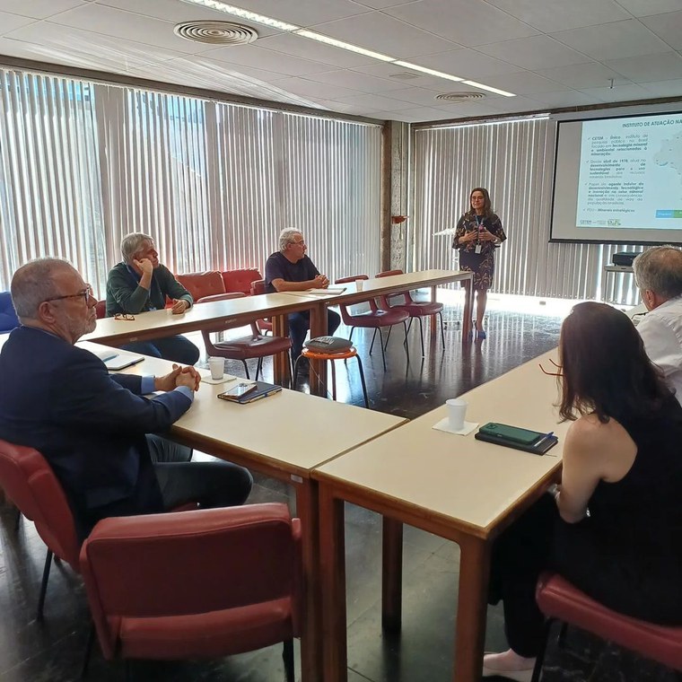 Silvia França realizando apresentação sobre o Centro