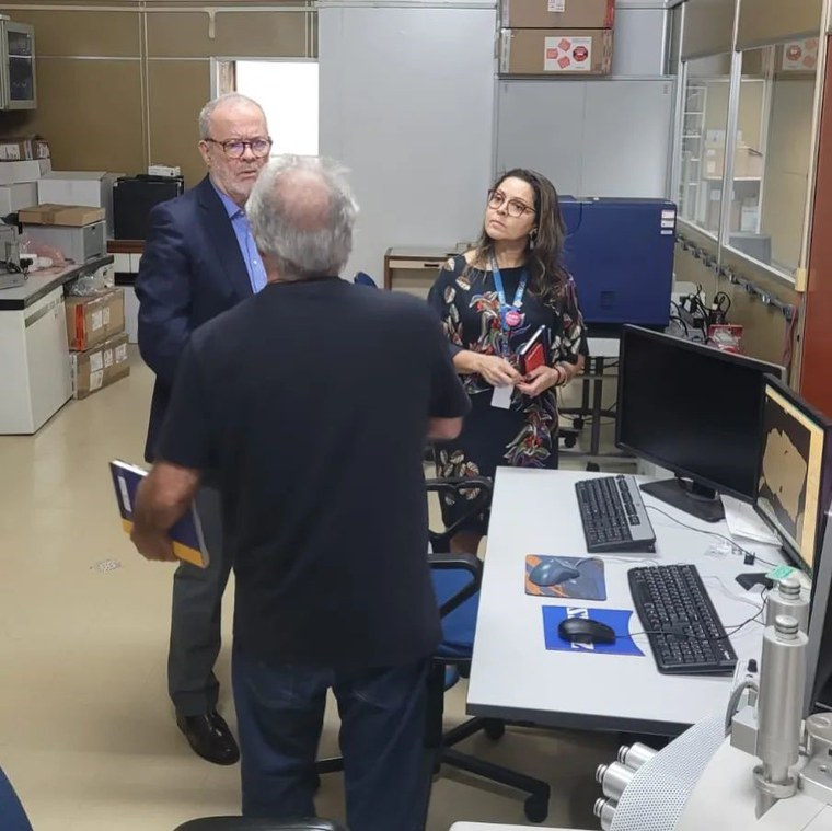 Raul Jungmann durante visita a infraestrutura laboratorial