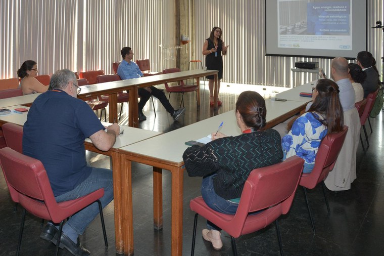 Silvia França, diretora do CETEM, realizando sua apresentação