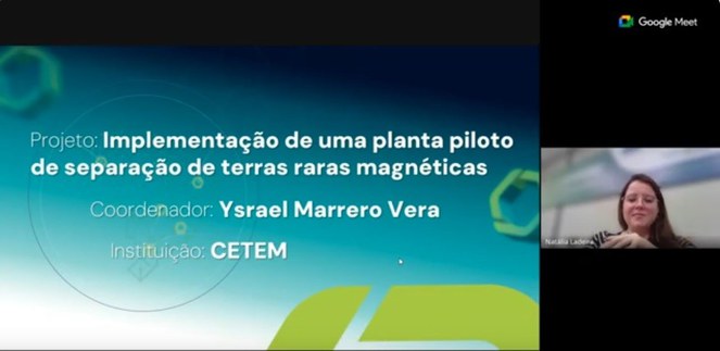 Natalia Ladeira, integrante da equipe de Inteligência de Mercado/MCTI, apresentando os projetos selecionados na primeira fase do Desafio GRANIOTER 2024