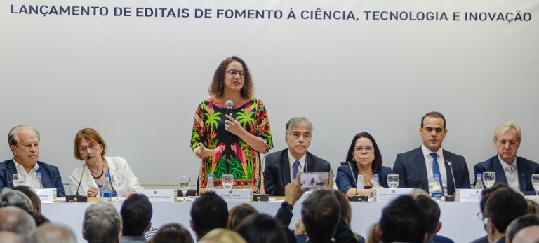 Ministra Luciana Santos lança conjunto de ações em mesa formada por autoridades, em auditório na sede da Academia Brasileira de Ciências, no Rio de Janeiro