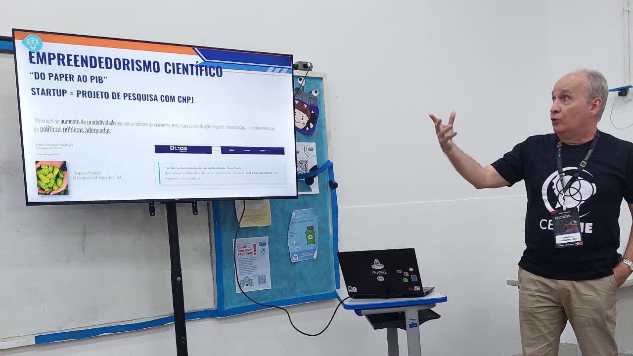 Diretor do centro de pesquisa, Marcelo Carneiro Leão, contribuiu com a roda de conversa "Empreendedorismo Científico: Do Paper ao PIB", realizada na Escola Técnica Estadual Porto Digital, na quarta-feira (6), durante o Rec n' Play 2024.